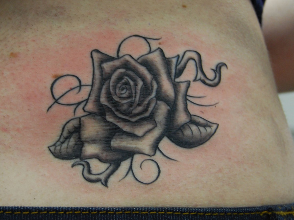 Črna tradicionalna tetovaža vrtnic