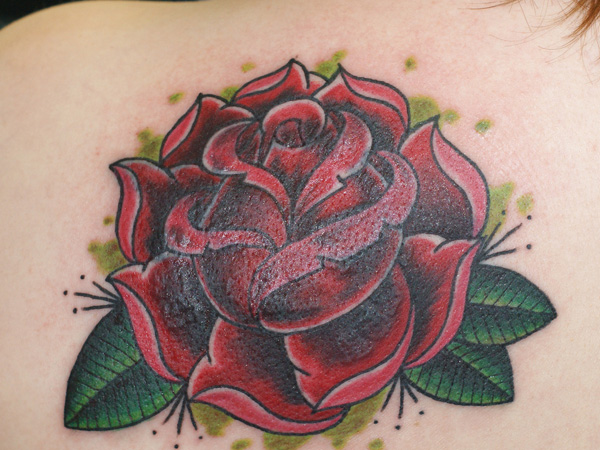 Sýto červené tradičné ružové tetovanie