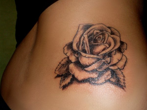 Tradicionalna tetovaža vrtnic v črni barvi