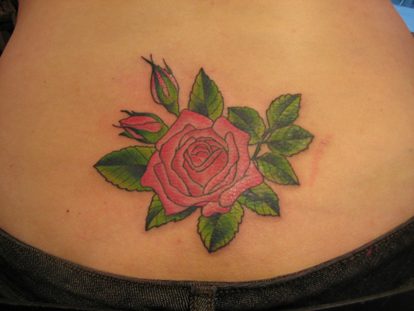 Realistična vrtnica s tetovažo brstov vrtnic