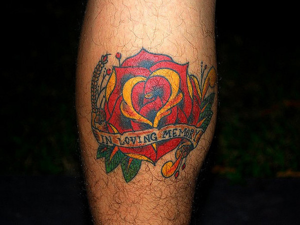 Spominska tradicionalna tetovaža rdeče vrtnice