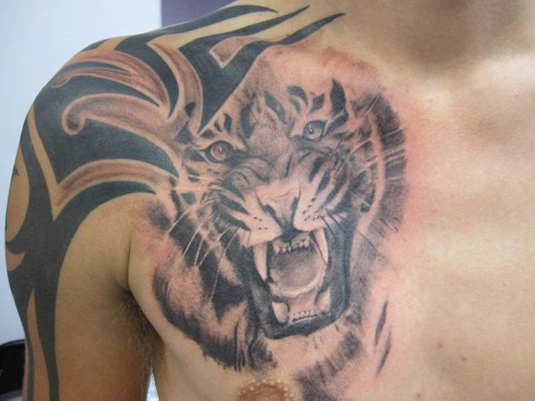 Tiger tetovaža na prsih