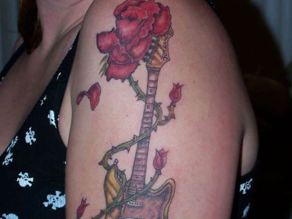 Ružové gitarové tetovanie na nohe