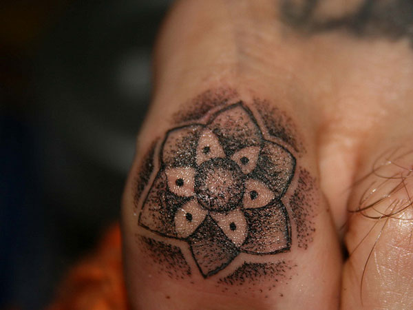 Symbolické zaujímavé tetovanie