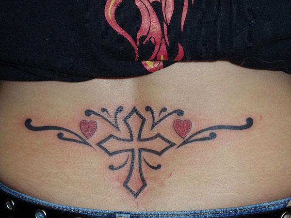 Tetovanie krížom a srdcom