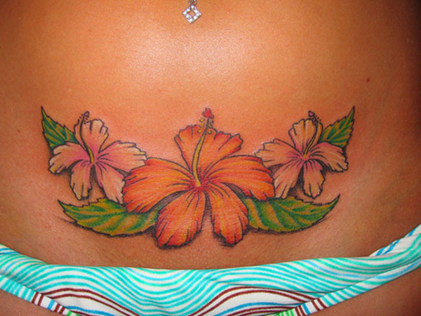 Zmyselné havajské kvetinové tetovanie