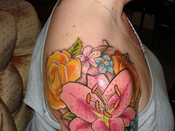 Kvetinová tetovacia koláž