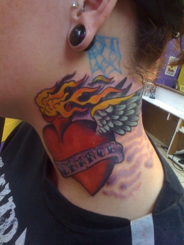 Tatuaj inimă cu aripi pe gât