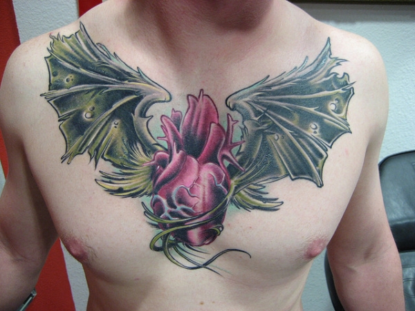 Tetovanie srdcových krídel na hrudi