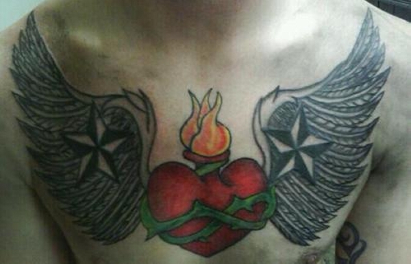 Flacără și inimă cu tatuaj de aripi