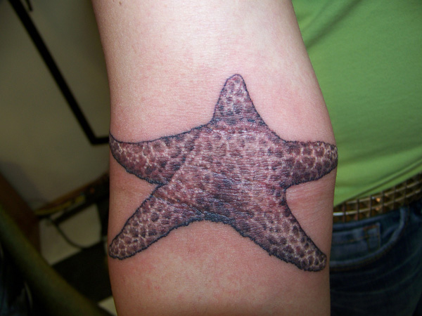 Tetovaža z ribami, ki prikazuje zvezdne ribe