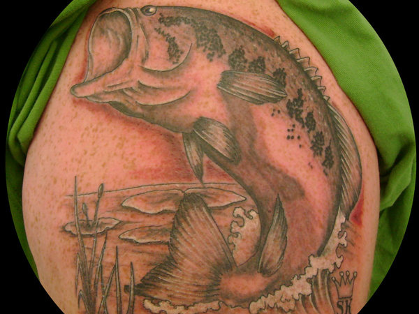 Tetovaža velikih rib, ki prikazuje bas