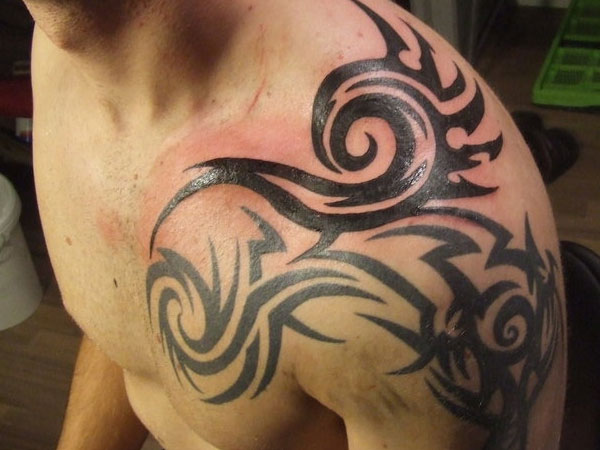 Tatuaj tribal pe umăr
