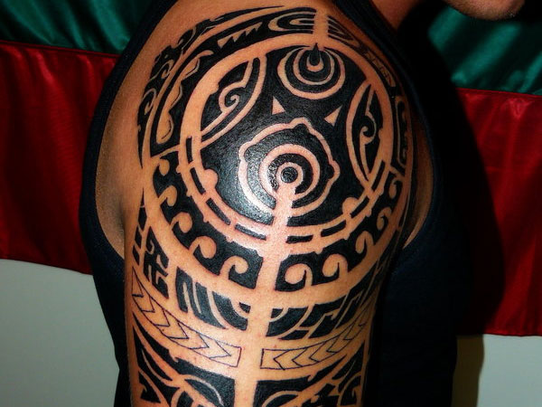 Tatuaj tribal în stil polinezian