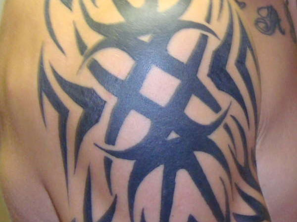 Tatuaj tribal distinct