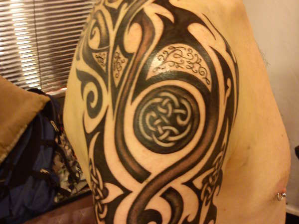 Nod celtic și tatuaj tribal