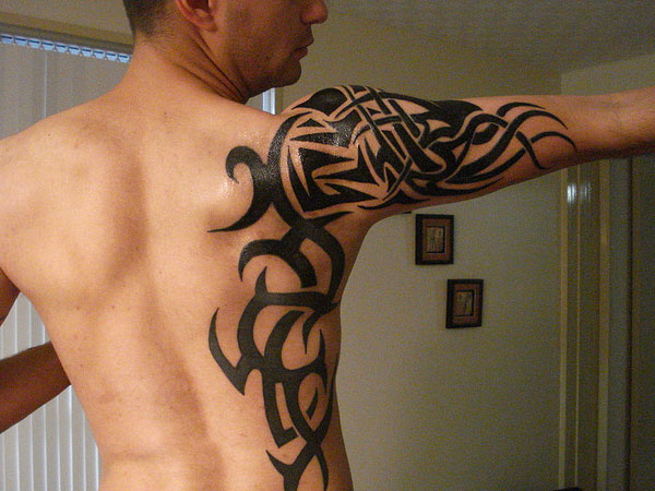 Tatuaj tribal pe umăr