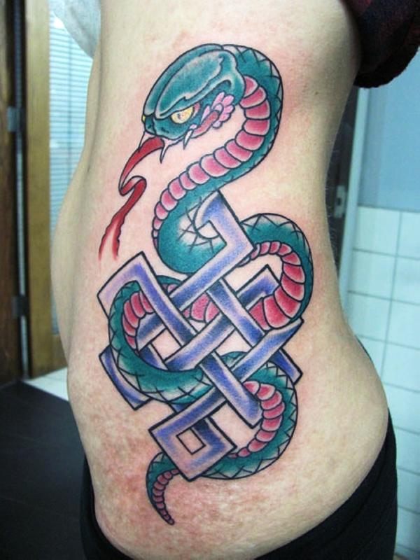 Tatuaj cu șarpe coaste