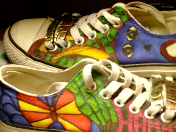 Jasné farby obuvi