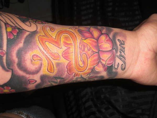 Lotus in Om tetovaža