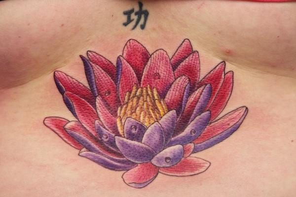 Tetovaža Lotus pod prsmi