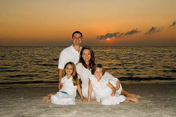 Rodinný portrét západu slnka na pozadí