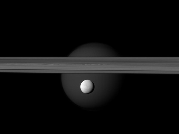 Satelit și inel Saturn