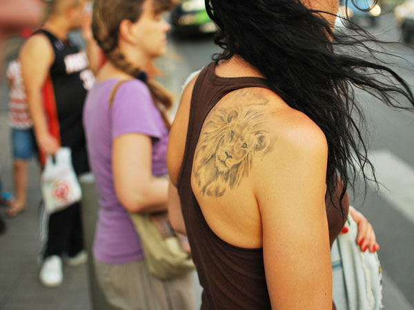 Dáma s tetovaním leva