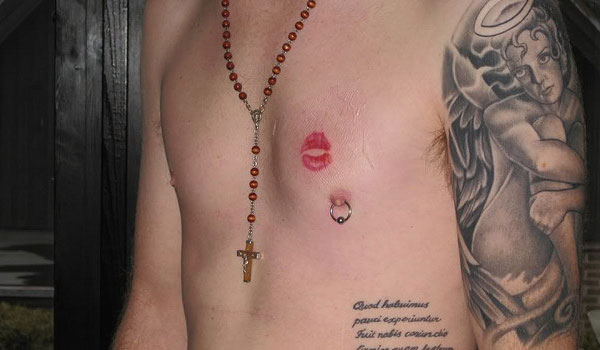 Seksi tetovaža na prsih