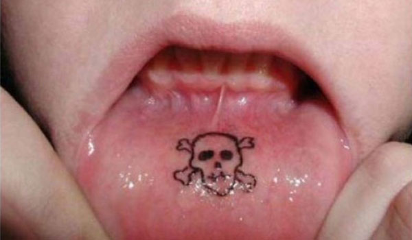 Tetovaža ustnic lobanje