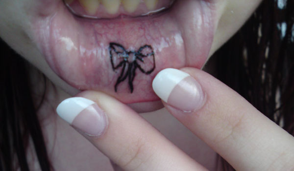 Darilna tetovaža za ustnice
