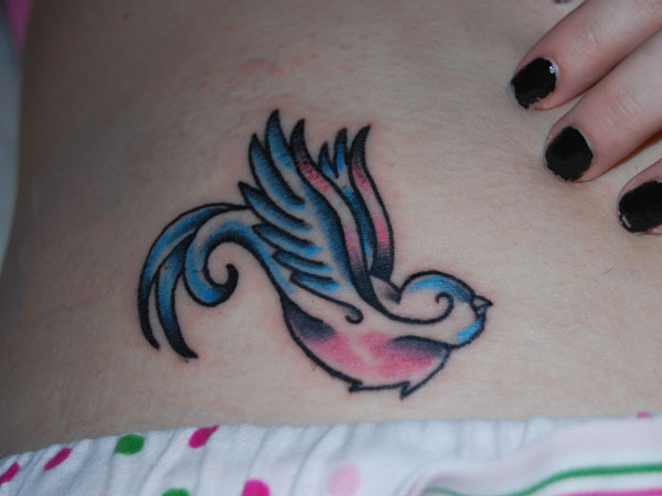 Tatuaj albastru și roz