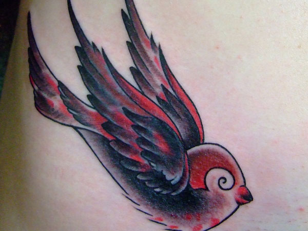 Tatuaj roșu și negru