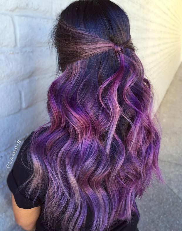 Subtilni temno vijolični poudarki na temnih laseh
