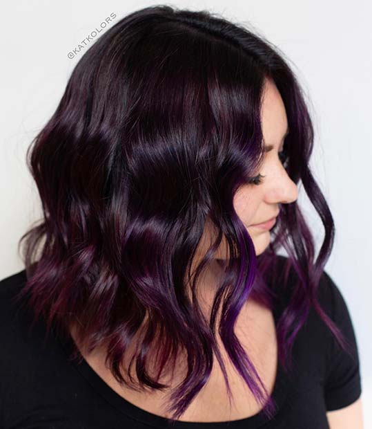 Osupljivi temno vijolični in svetlejši vijolični lasje
