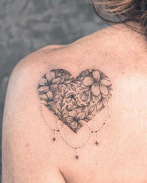 Lepa tetovaža na ramenih s srcem
