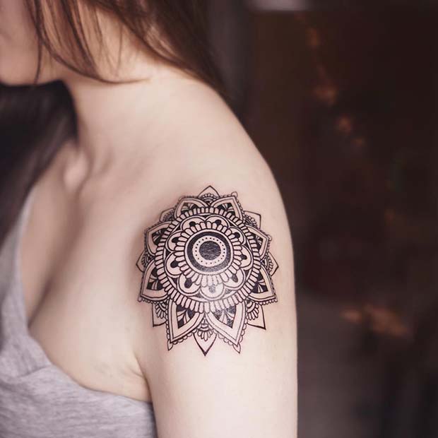 Mandala tetovaža na rami za ženske