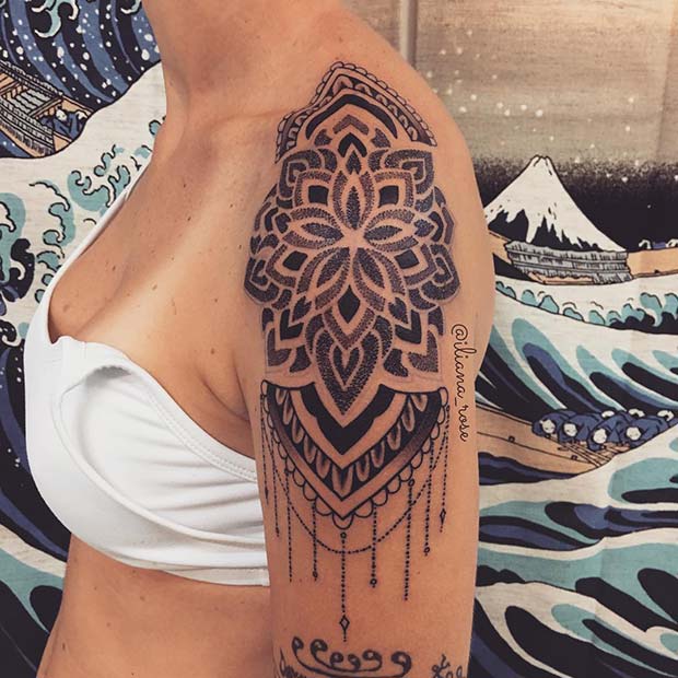 Vzorec tetovaže na rami za ženske