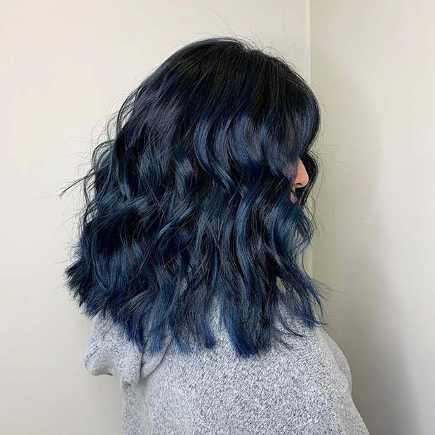 Odvážne modré čierne stredné vlasy