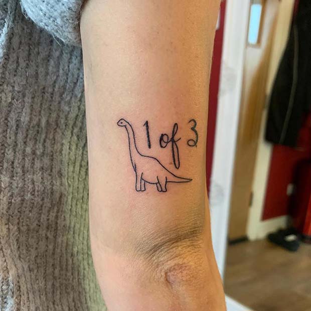 Očarljivo oblikovanje tetovaže dinozavrov