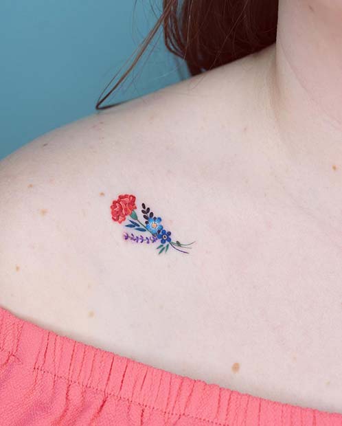 Ideea de tatuaj cu flori mici