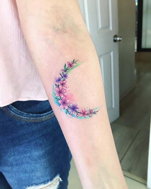 Krásne kvetinové tetovanie na Mesiaci