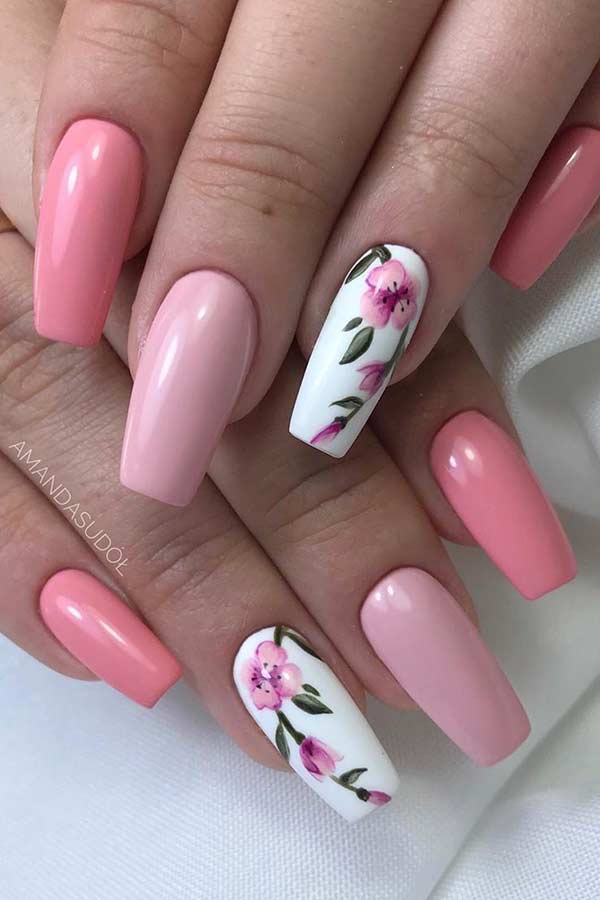 Svetlo ružové nechty s kvetmi