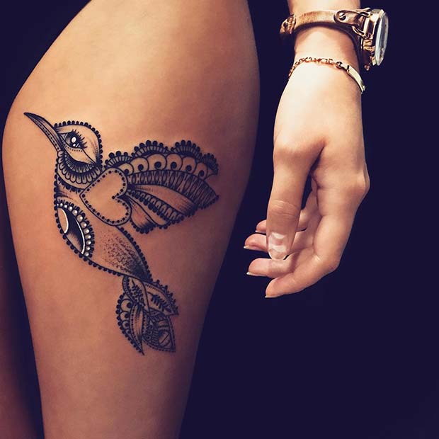Krásny nápad na tetovanie vtáčieho stehna