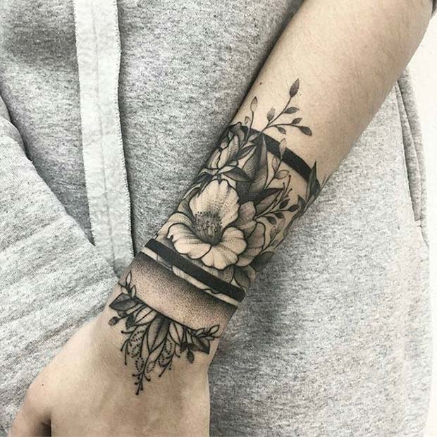 Módny nápad na tetovanie s kvetinovým ramenom pre dievčatá
