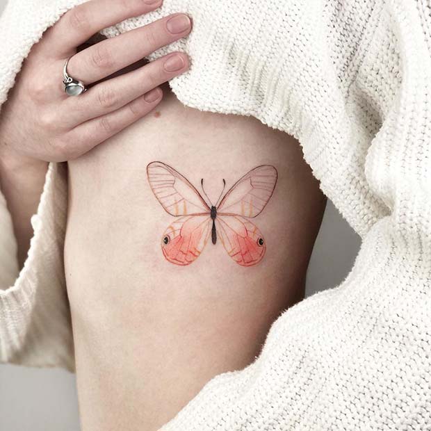 Delikátny nápad na tetovanie s motýľom na rebre