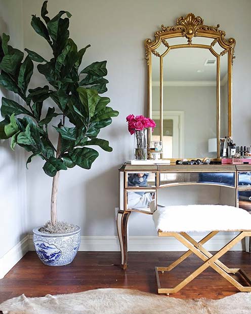 Stôl na kozmetiku Glam Gold so zelenou rastlinou