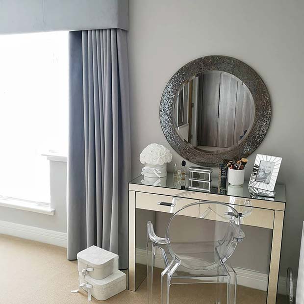 Elegantný toaletný stolík s okrúhlym zrkadlom