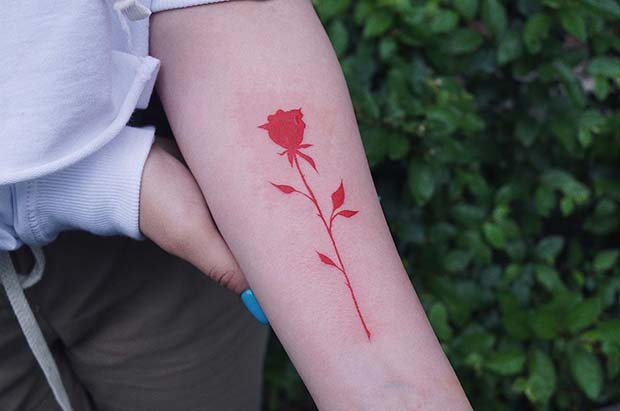 Jednoduchý nápad na tetovanie z červenej ruže