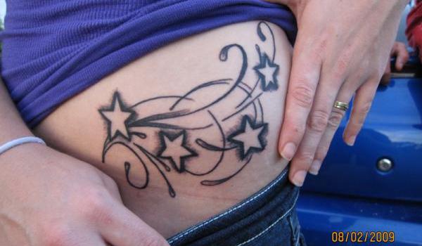 Hviezdne tetovanie na boku